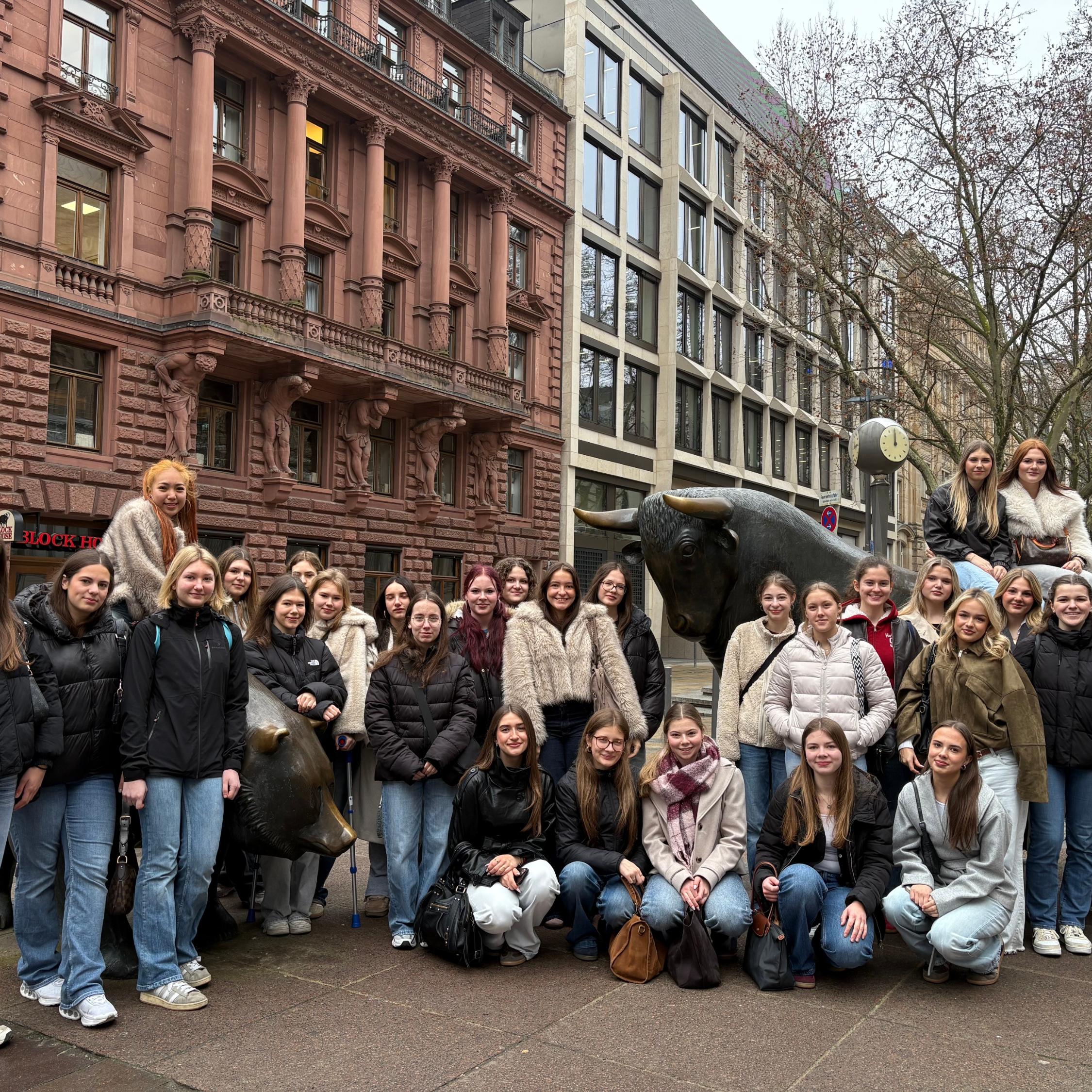 Gruppenfoto vor der Deutschen Wertpapierbörse