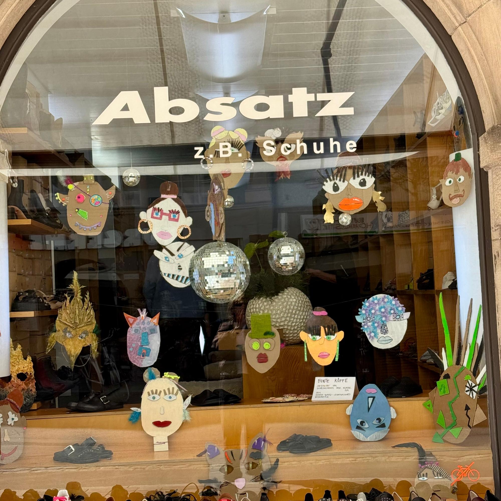 Schaufenster mit Köpfchen